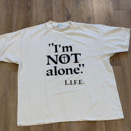 I’m Not Alone Because God Is On The Throne Vintage Tee